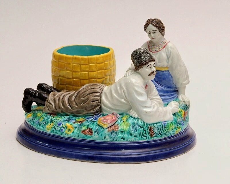 Карандашница Украинец с женой, конец XIX - начало XX века. Размер: 13х19,5х16,6 с см Завод Кузнецова в Твери, "Тверская областная картинная галерея" источник https://goskatalog.ru/