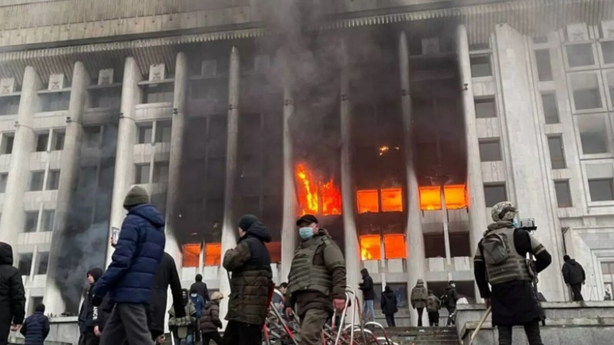 Протестующие Начали поджигать машины, перекрывать дороги, провоцировать драки с полицией и военнослужащими, а также захватывать административные здания и громить офисы правящей в стране партии "Нур Отан".