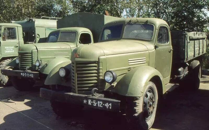 ЗИС-150: в переводе на китайский ыли времена, когда не китайские автомобили делали у нас, а наоборот. СССР построил в Китае огромный First Automobile Works (FAW), где в 1953-м стали производить грузовики Jiefang («освобождение»). Они были упрощенной копией нашего ЗИС-150 — первого послевоенного грузовика московского завода. 
ЗИС-150 выпускали и в румынском Брашове (город некоторое время назывался Орашул-Сталин) под именем Steagul Rosu («красное знамя»).

У нас ЗИС-150, который делали с 1947 по 1957 годы, и его развитие — ЗИЛ-164, выпускаемый до 1965-го, почитали за надежность и простоту. Грузовики ломались часто, но и отремонтировать их можно было буквально в поле. А сделали машин обеих моделей более 1,1 млн. Некоторые даже дожили до наших дней.