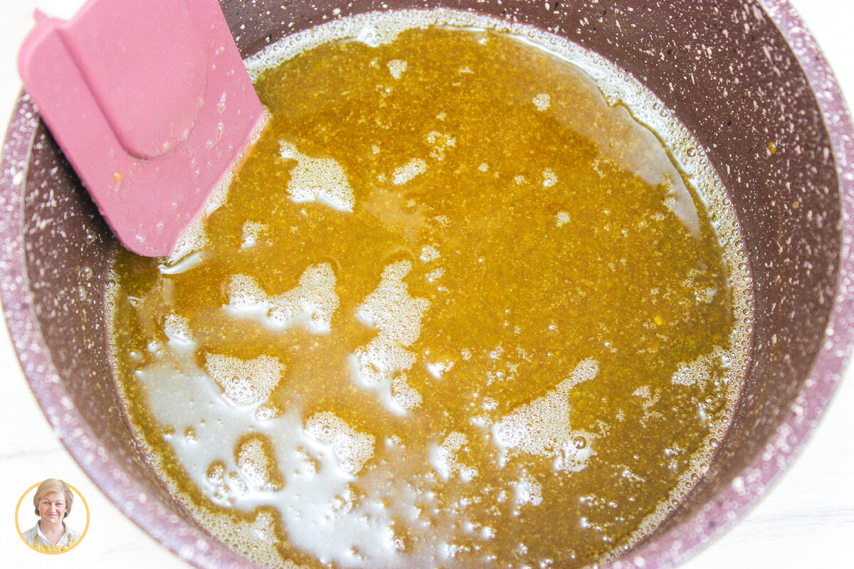 В небольшом сотейнике растопить сливочное масло и коричневый сахар. Варить 3 минуты до появления пузырьков.