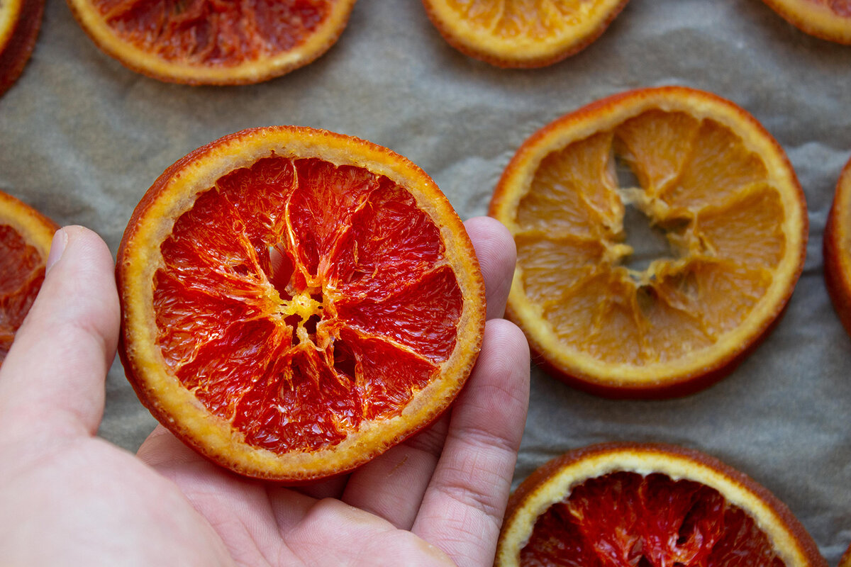 Красный сицилийский апельсин. Апельсин тарокко сицилийский. Красный апельсин гибрид чего. Померанец гибриды цитрусовых. Апельсин тарокко сицилийский.