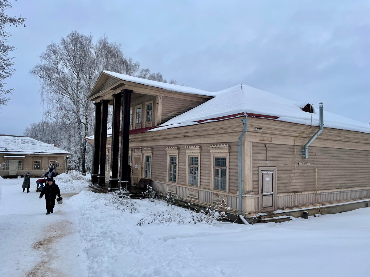 Здание усадьбы и бывшая школа. Фото автора