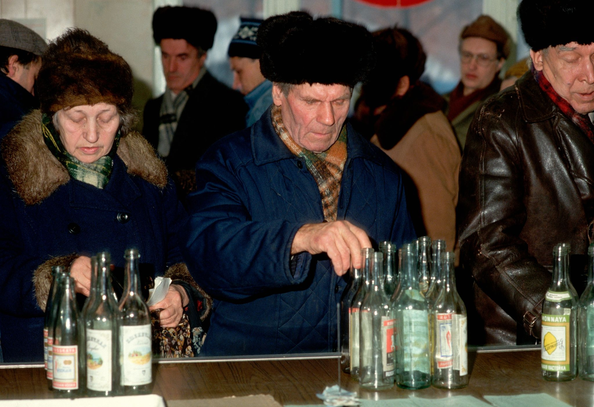 Фото сдаемся. Питер Тернли Москва 1990. Прием бутылок в СССР. Прием стеклотары СССР. Пустые бутылки СССР.