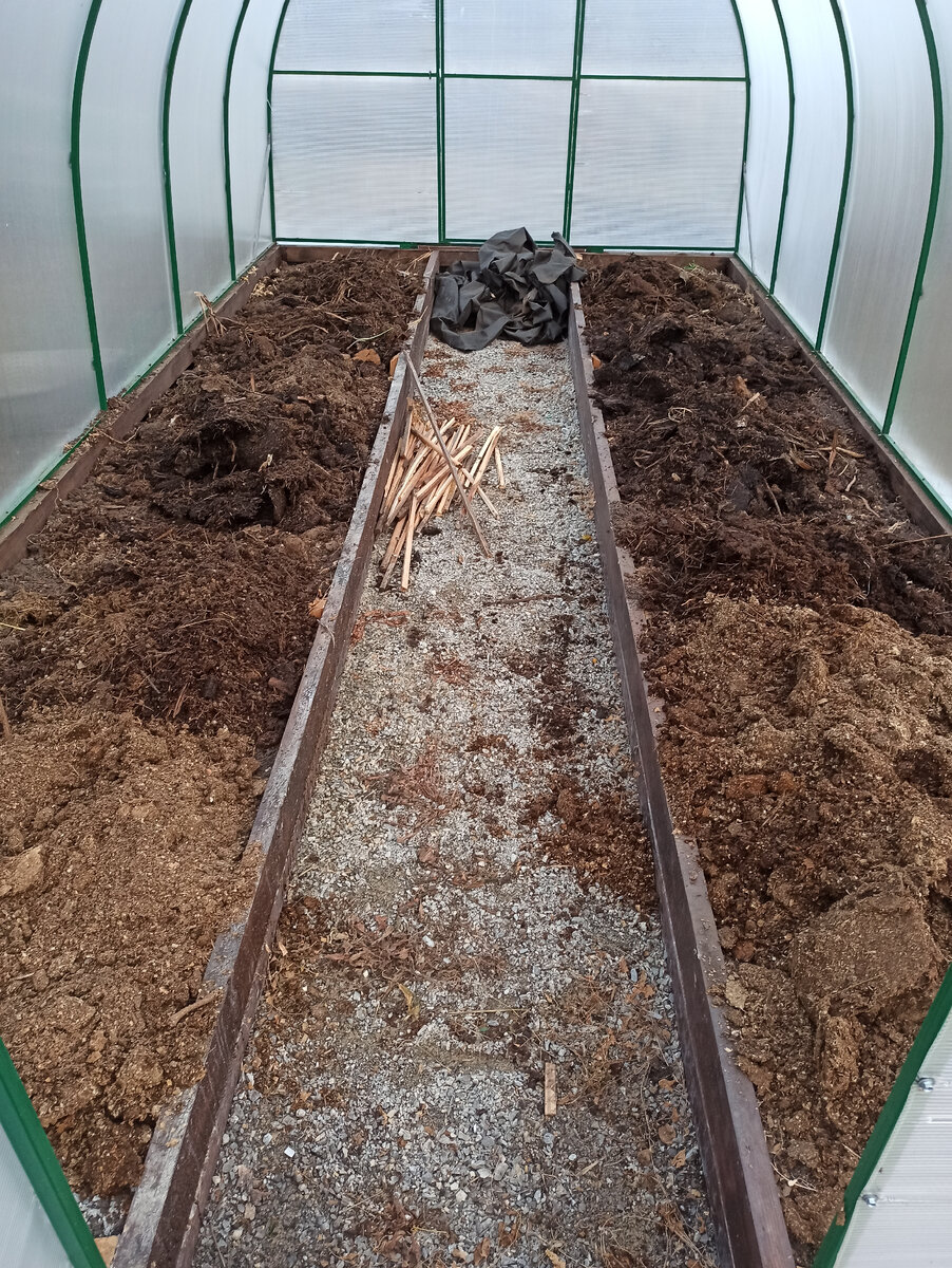 Теперь ещё и теплицу нужно перекопать