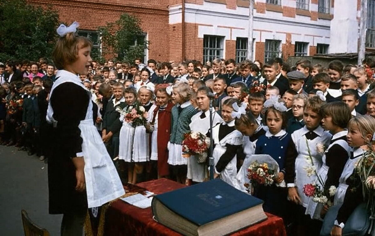 Назад в ссср 1. 1 Сентября в Советском Союзе. СССР Москва школа 1219. Школа СССР 1990. Школа СССР первая линейка 1 сентября.