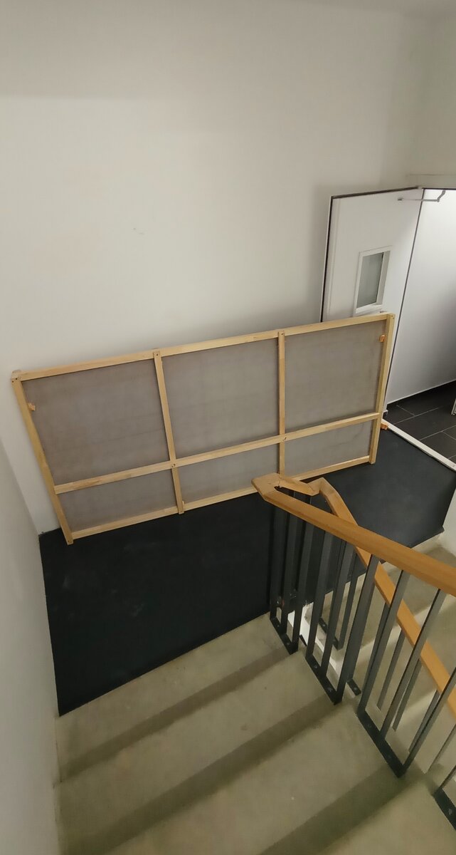 Подъем плиты 250х120см по лестничным маршам. А бывает 360х160см.