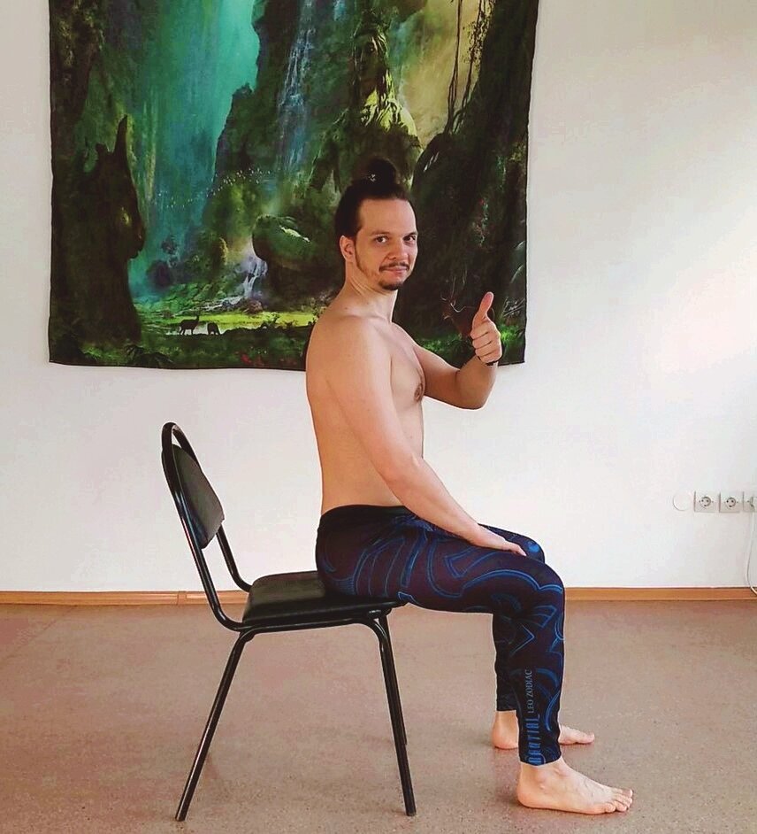 Правильно сидеть нужно именно на краешке стула, как показано на фото. Эта же поза отлично подходит для медитации, если сидеть на полу вам некомфортно.