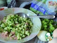     Огурец нарезать мелкими кубиками, добавить в салатник.