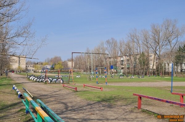 Стадион между школами. Фото novocherkassk.net