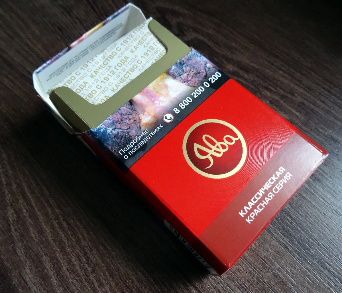 Логотип окружают тисненные круги на манер виниловой грампластинки