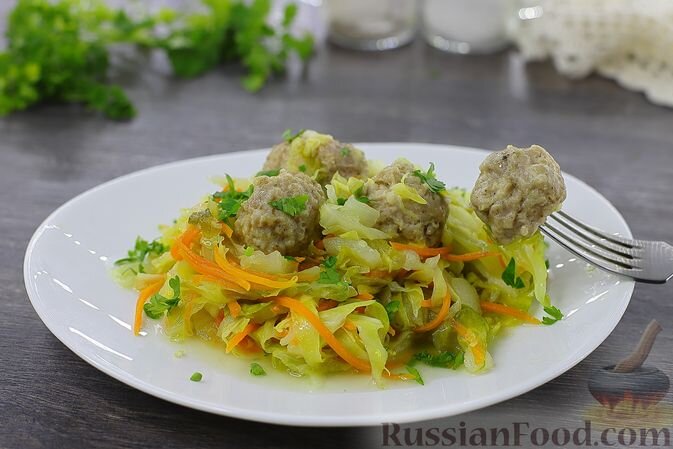 капуста белокочанная, фарш куриный, перец болгарский, лук репчатый, морковь, лавровый лист, масло растительное, соль, перец чёрный молотый