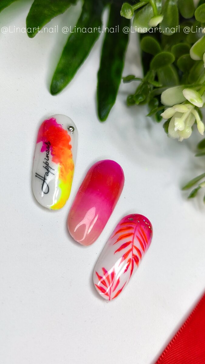 Летний маникюр 2022: Дизайн - абстракция в маникюре 