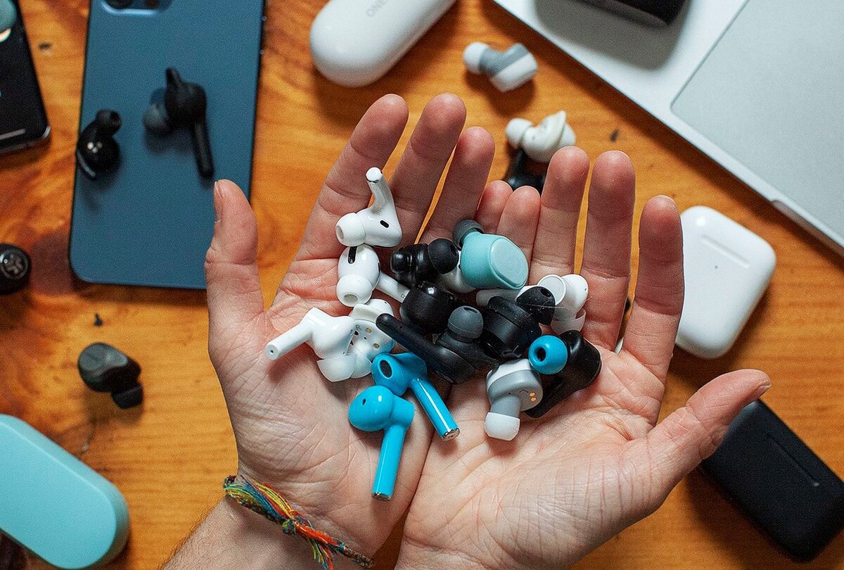    Многие недорогие TWS-наушники оснащены современными функциями — системой активного шумоподавления, быстрой зарядкой, возможностью подключения к двум устройствам и др. Фото: theverge.com