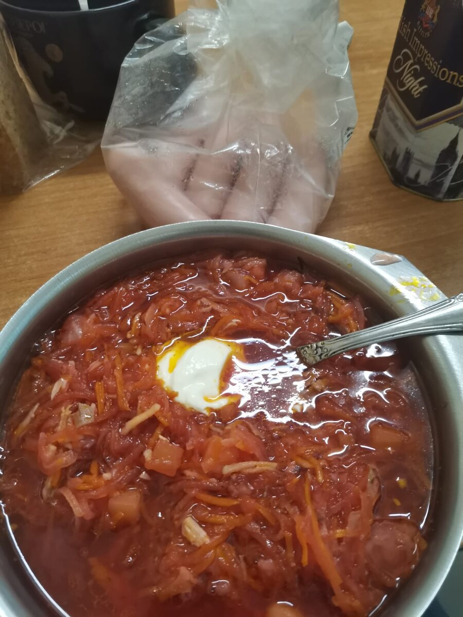 Всё, никаких ресторанов. Только борщ без мяса! Сосисок можно покрошить. 