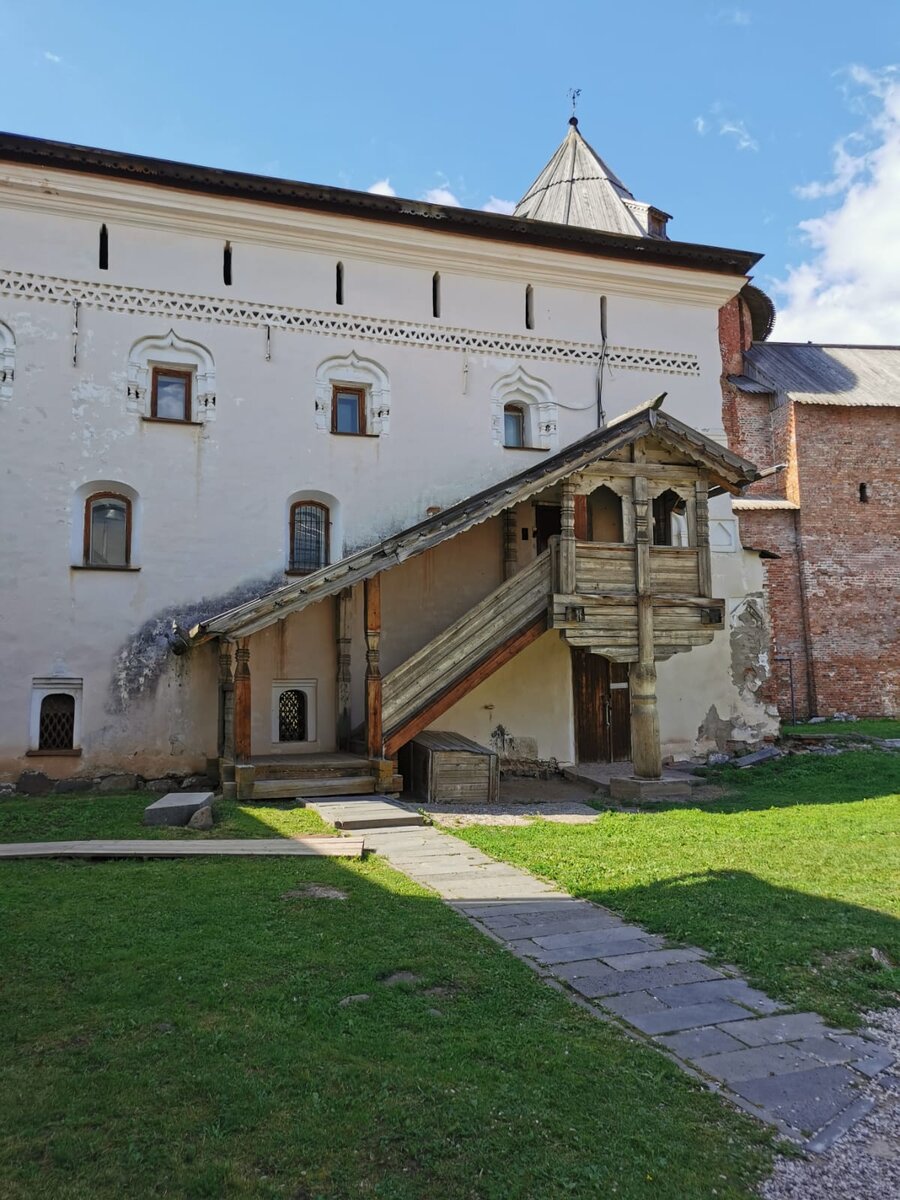 На территории новгородского Кремля. Резное крыльцо с лестницей примыкает к стене Судного и Духовного Приказов, внутри расположена мастерская реставраторов.