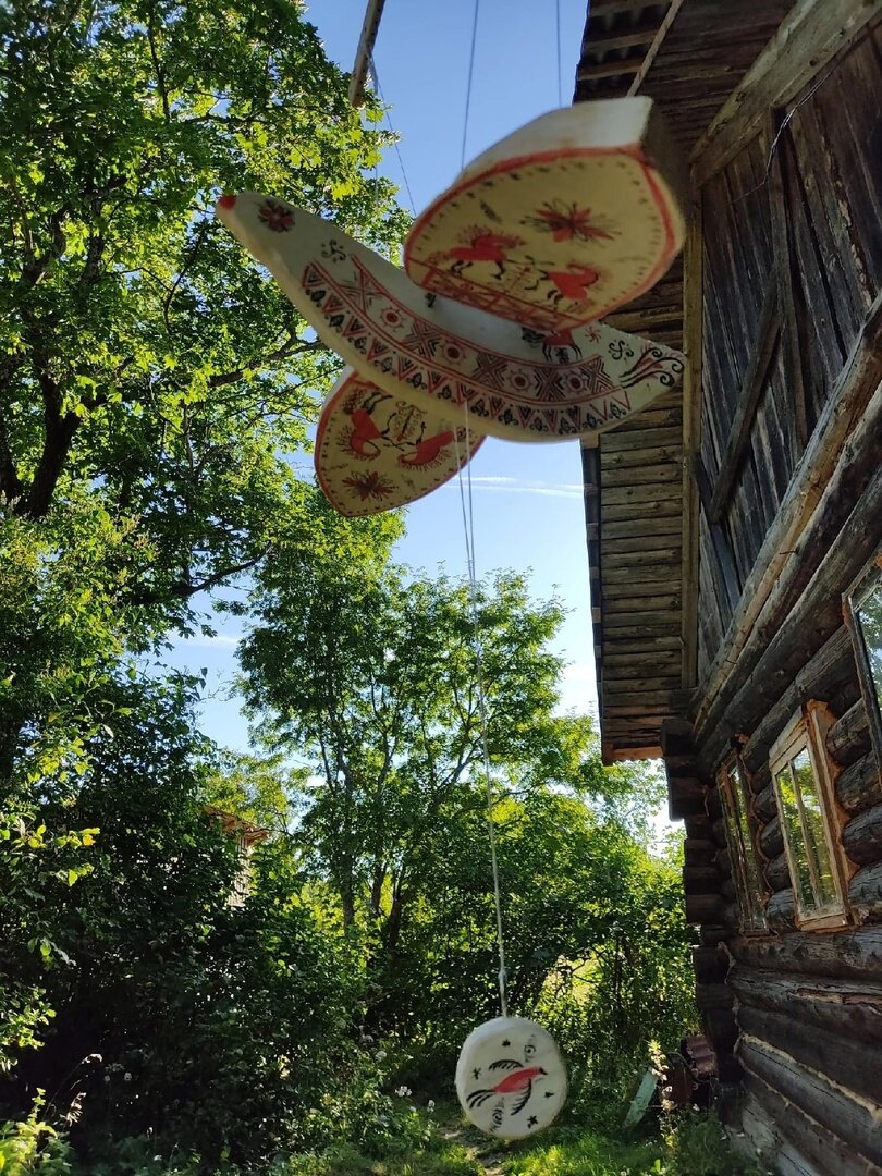 Дом с птицей. Их две. Ещё одна парИт  среди ветвей соседнего дерева,, через тропку напротив. Она - синяя. Ну вы поняли, синяя птица.