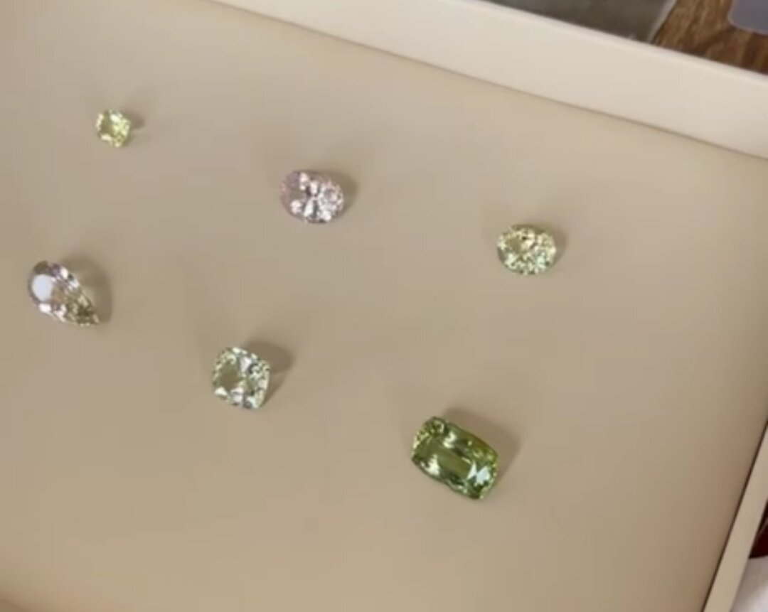 Многообразие бериллов: крайний правый внизу - рислинг берилл