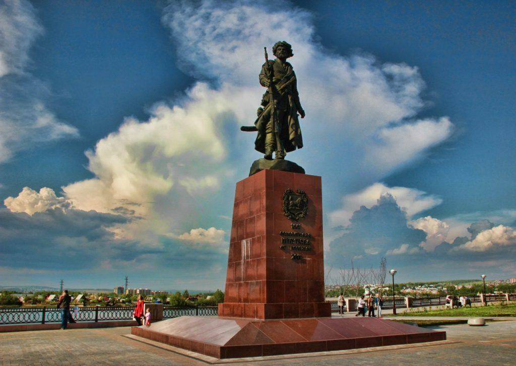 Памятник на нижней набережной иркутск. Памятник основателю иркутска якову похабову. Памятник основателям иркутска на нижней набережной иркутск. Памятник первопроходцам иркутск. Памятники нижней набережной.