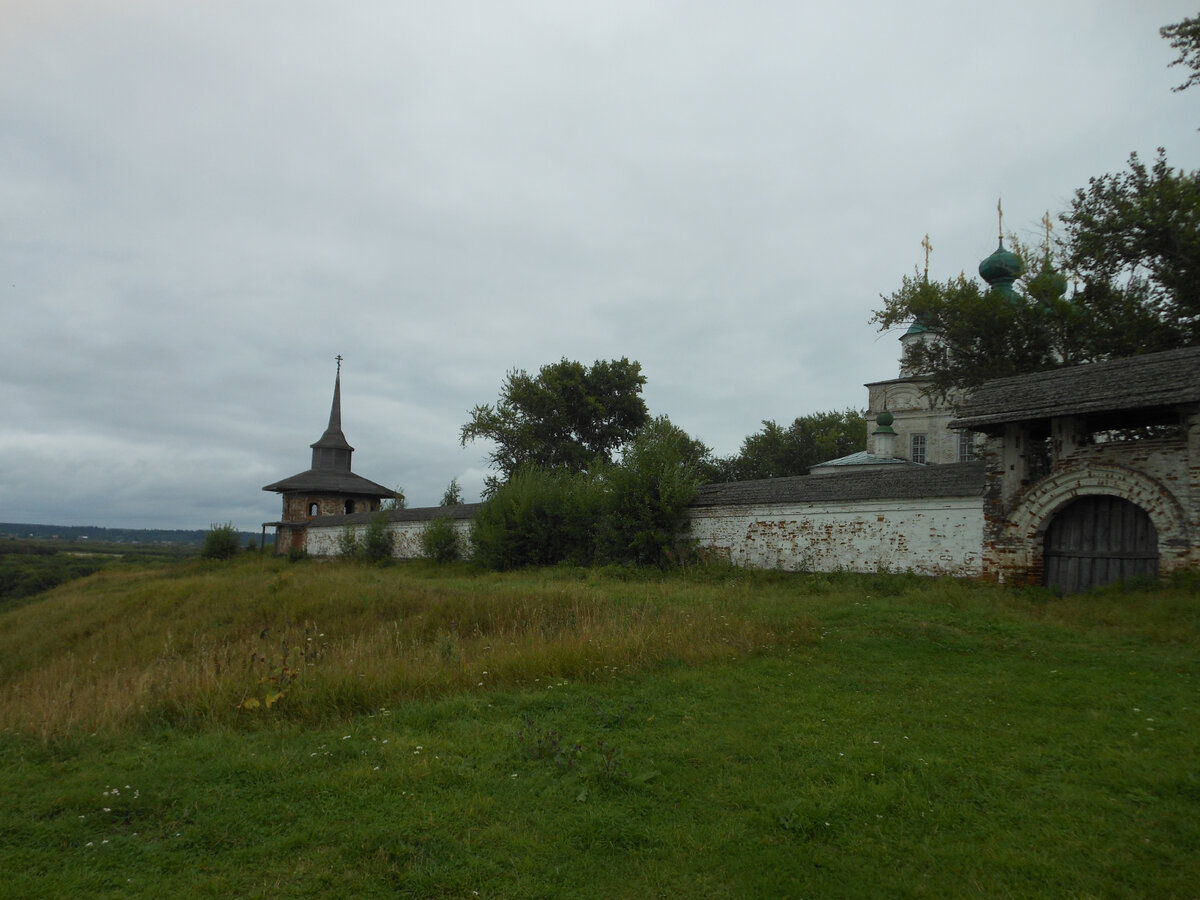 Троице-Гледенский монастырь: часть крепостной стены со сторожевой башней и воротами