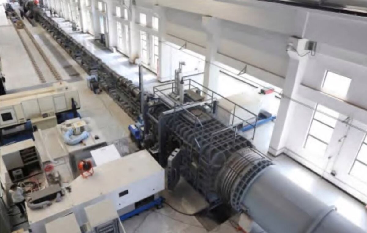 Китай построил самую большую в мире ударную аэродинамическую трубу с поршневым приводом в Мяньяне, провинция Сычуань. Объект может имитировать условия полета со скоростью 11,5 км в секунду, что более чем в 33 раза превышает скорость звука для исследований гиперзвукового оружия и космических программ. Фото: Институт гиперскоростной аэродинамики, Китайский центр исследований и разработок в области аэродинамики 