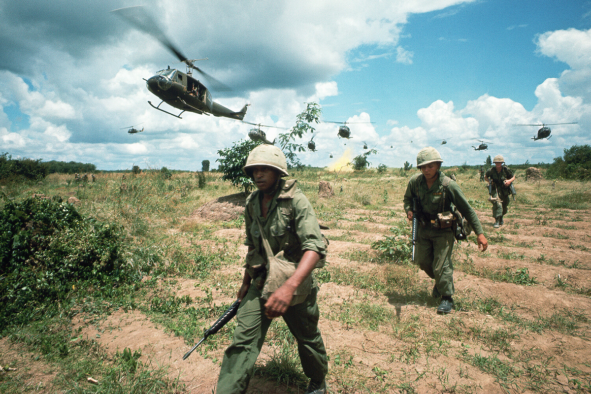 Американские солдаты во Вьетнаме, 1965 год 
Фото: Tim Page/Corbis/Getty Images