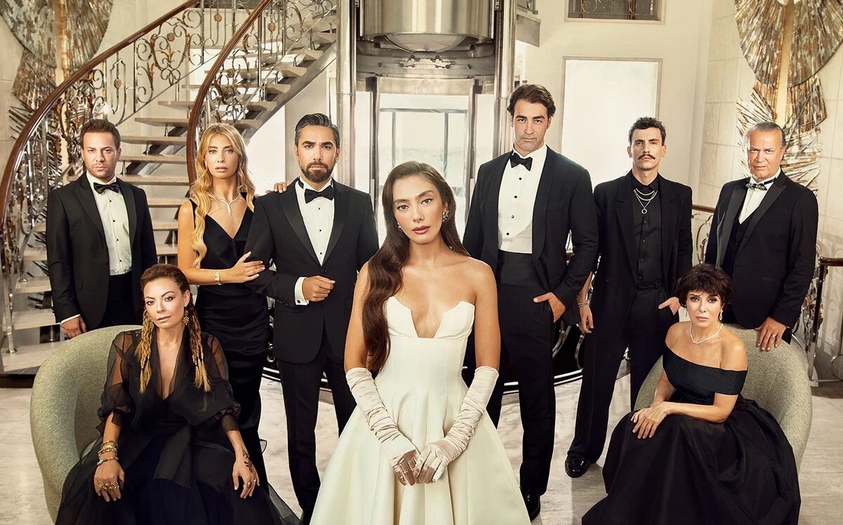 Обычно пишут герои фильма или сериала, но в данном случае членов семейства Ишик и примкнувших к ним, уместнее будет назвать персонажами.