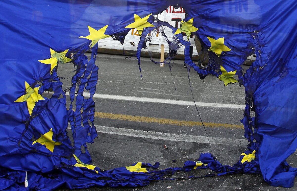    epa03643694 Students burn a European Union flag during a demonstration in front of the Greek Parliament in Athens, Greece, 28 March 2013. Thousands of students protested outside the Greek Parliament during the government's voting over the educational reforms. As the Greek government voted in favor of the bill, the protesters claim that the planned reforms will lower the worth of their studies and eventual degrees. EPA/ORESTIS PANAGIOTOU +++(c) dpa - Bildfunk+++ editor