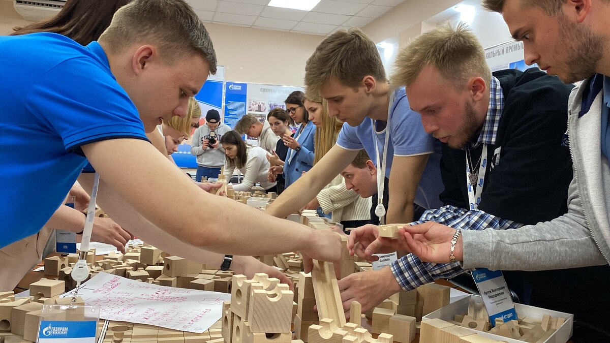 Самые успешные и перспективные ребята, хорошо проявившие себя в работе, впоследствии получают возможность влиться в профессиональную команду газовиков.