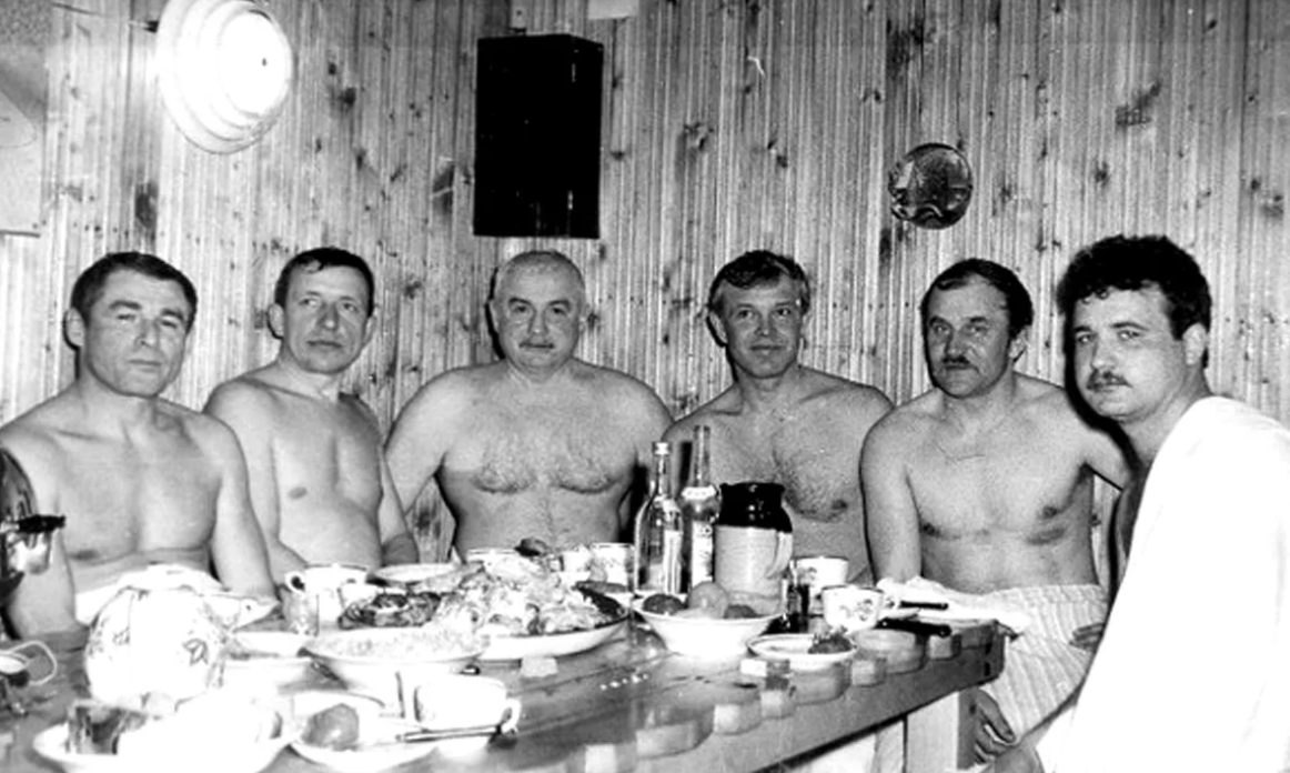 Советская общественная баня. В Советской бане. Советская общая баня. Общественная мужская баня. Общая баня для мужчин москва