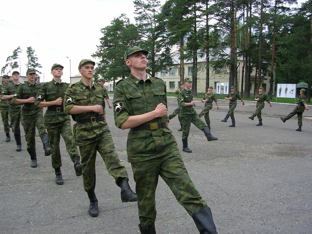 Безопасник на плацу строит всех по образцу