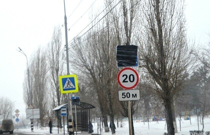 Дорожный знак скрыт черным пакетом — что это значит?