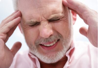 Сдавливает виски, болит голова и шумит в ушах – есть ли связь?