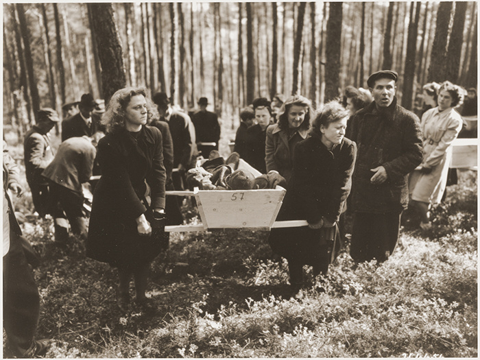 1945-й год. Американцы заставляют простых немцев откапывать тела из общих могил, собирать мертвецов по окрестным лесам и дорогам — и хоронить по-человечески.