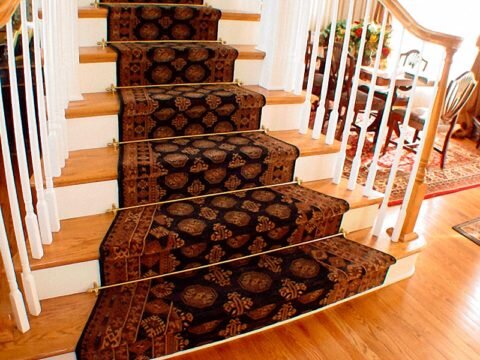  Ковровая дорожка на ступенях лестницы