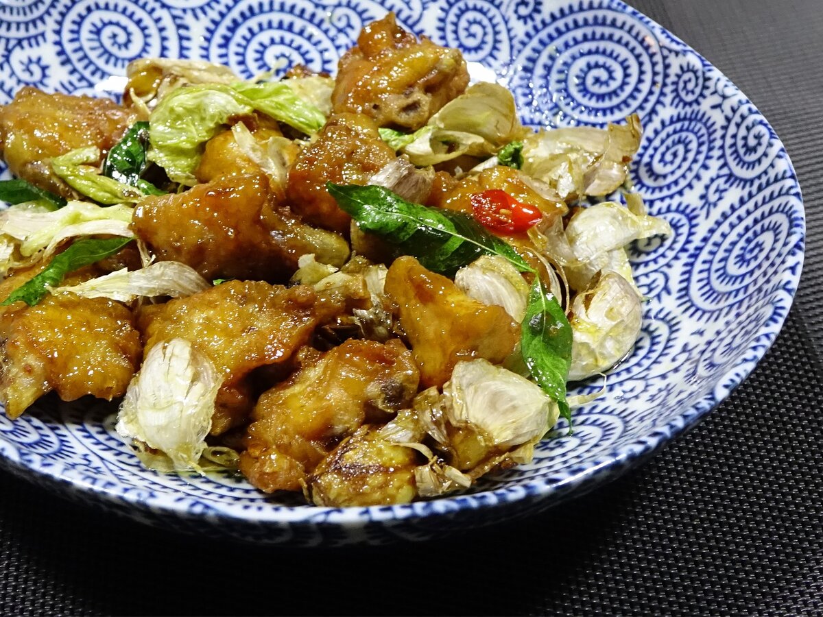 Жареная курица с чесноком на сковороде. Таджикская кухня курица. Китайские блюда из курицы. Мясные блюда Азии. Сладкие азиатские блюда.