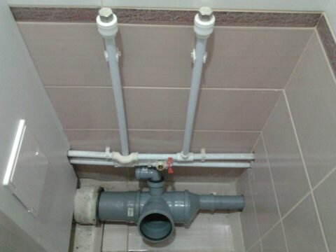  Трубы водоснабжения в санузле