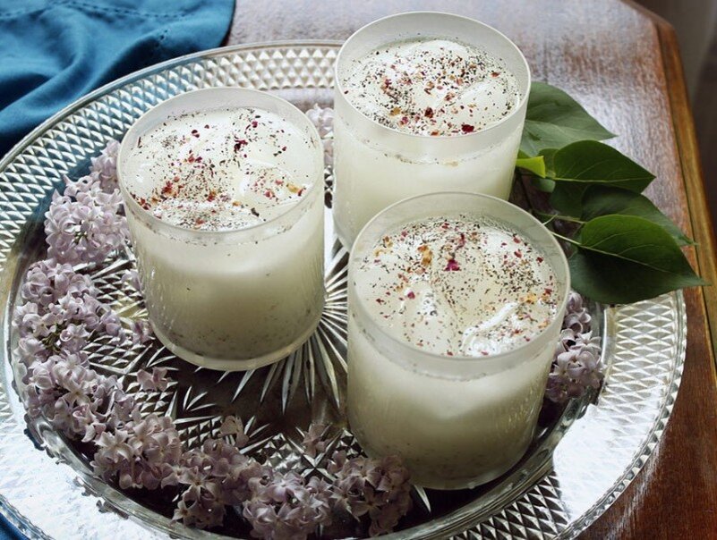 Дуг – один из любимейших напитков всех иранцев / источник фото: asemooni.com