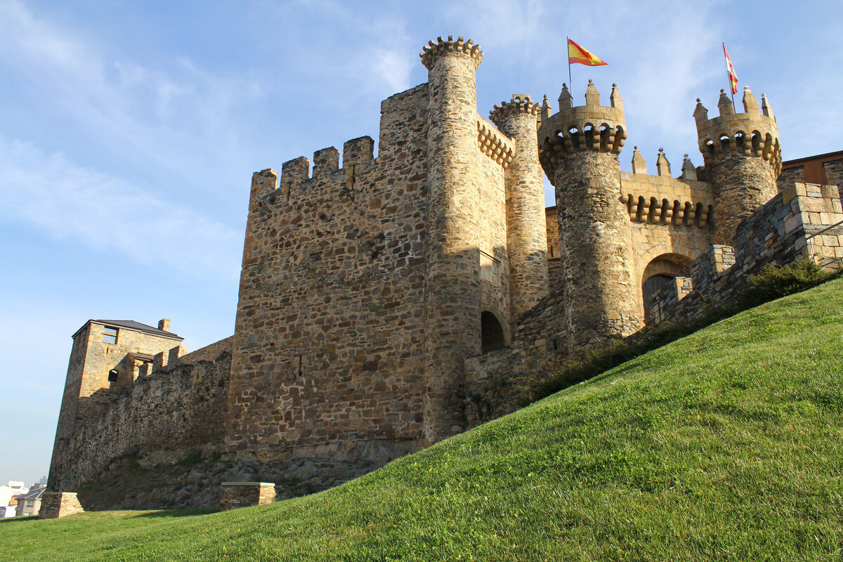 Castle 7 1. Замок Понферрада, Испания. Замки тамплиеров в Испании. Замок тамплиеров средневековье. Замок рыцаря средневековья.