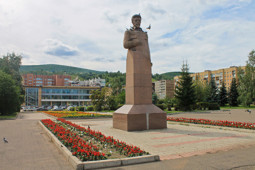 Свердловский районный г красноярска. Памятник Свердлова Красноярск. Площадь Свердлова Красноярск. Площадь имени Свердлова Красноярск. Свердловский район площадь Красноярск.