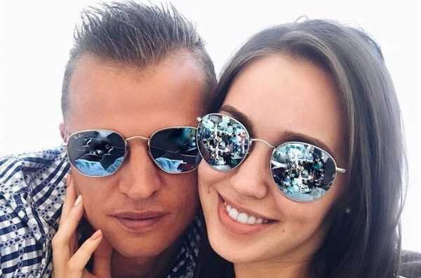 Футболист сборной России и московского «Локомотива» Дмитрий Тарасов сделал предложение Анастасии Костенко. 
На это намекнула сама девушка в Instagram, показав обручальное кольцо. Она ответила спортсмену «Да», причем это сделала на английском языке. 

Сама пара сейчас отдыхает на Мальдивских островах. 

Напомним, что Тарасов четыре года прожил с телеведущей Ольгой Бузовой. После расставания футболист начал встречаться с Анастасией Костенко.
