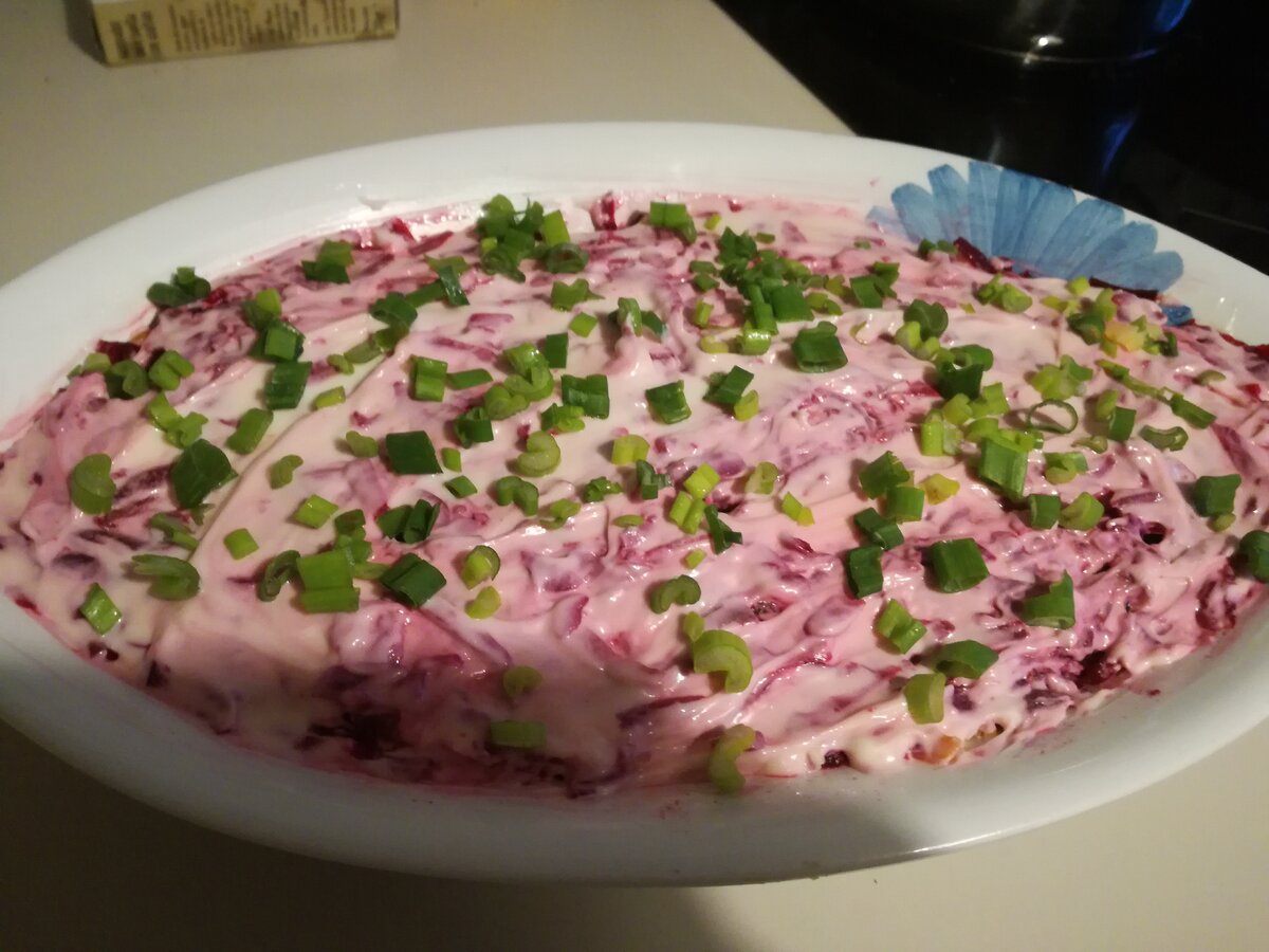 Вроде бы традиционное блюдо, а вкусно приготовить может не каждый. Поэтому я хочу рассказать вам, как приготовить вкусную селедку под шубой. 