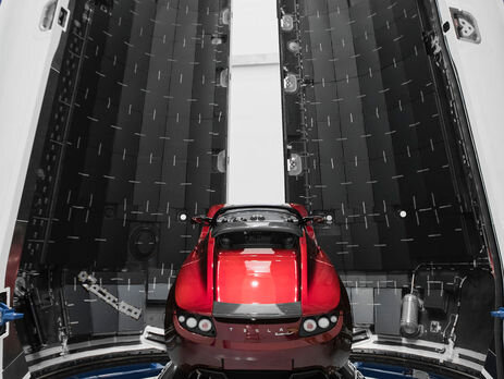 В этом месяце, в компании SpaceX были озвучены сроки запуска новой ракеты Falcon Heavy , у которой на борту будет один из автомобилей Tesla. 
