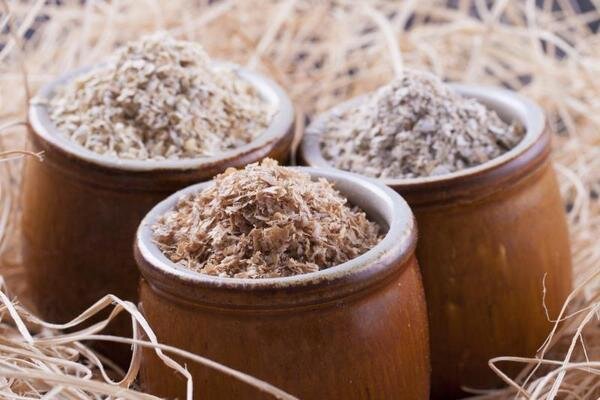 Обратив внимание на пользу пищевых волокон, врачи обнаружили, что отруби – не только недорогой их источник, но и продукт, обладающий самостоятельной ценностью. Они богаты витаминами группы B, необходимыми для нормальной работы нервной системы, содержат микроэлементы, белки, антиоксиданты. И если об усвоении минералов можно еще поспорить, так как чаще всего они связаны с фитиновой кислотой, препятствующей всасыванию микроэлементов – то польза остальных компонентов очевидна.