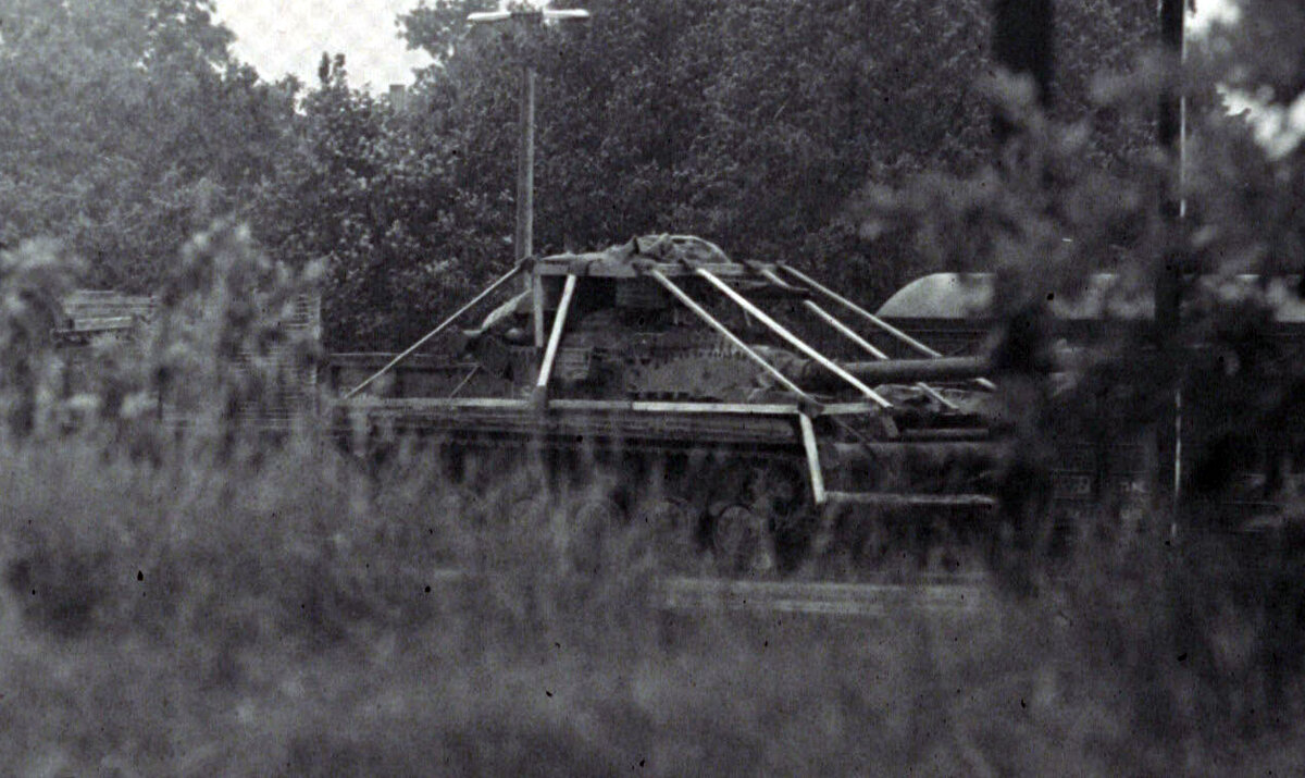 Доставка Т-64БВ в Восточную Германию. Танки для маскировки прикрыты конструкциями с брезентом.