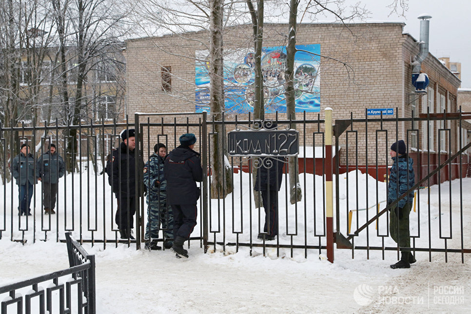 Сотрудники полиции у школы № 127 в Перми. 15 января 2018