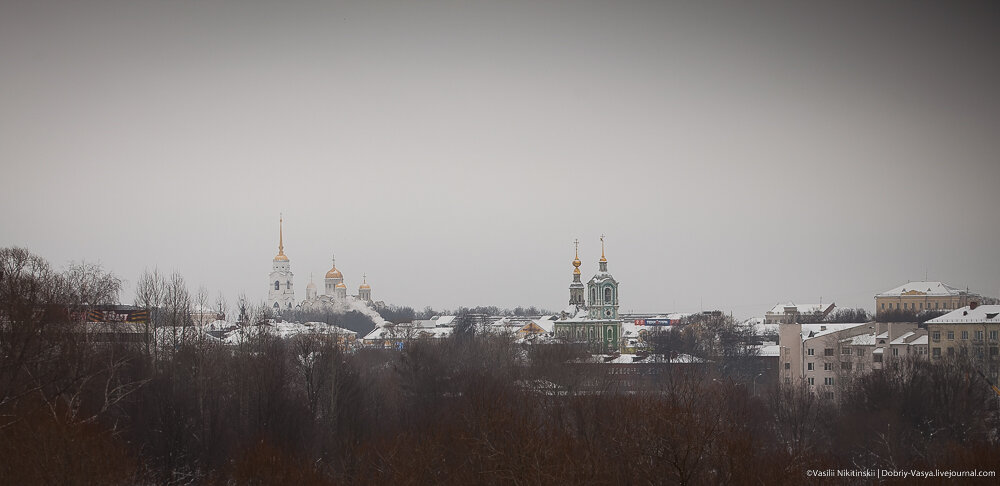 Владимир вчера утоп в грязи.
Снег, падавший два дня, был атакован плюсовой температурой и пал в неравном бою.
Серость и месиво. Хорошо хоть дороги почистили.

