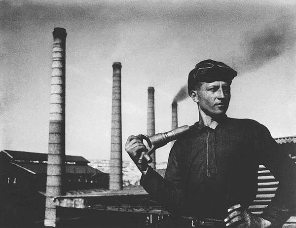 Евгений Халдей, фотокорреспондент ТАССа, стал свидетелем ключевых событий Великой Отечественной войны.