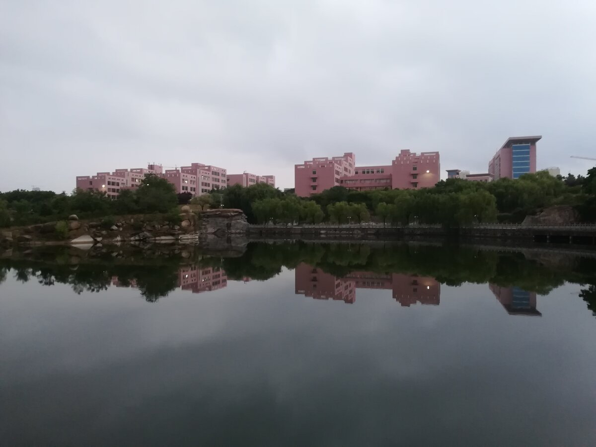 Каждое учебное заведение в Китае имеет большой кампус, с парковой зоной (наш с озером)