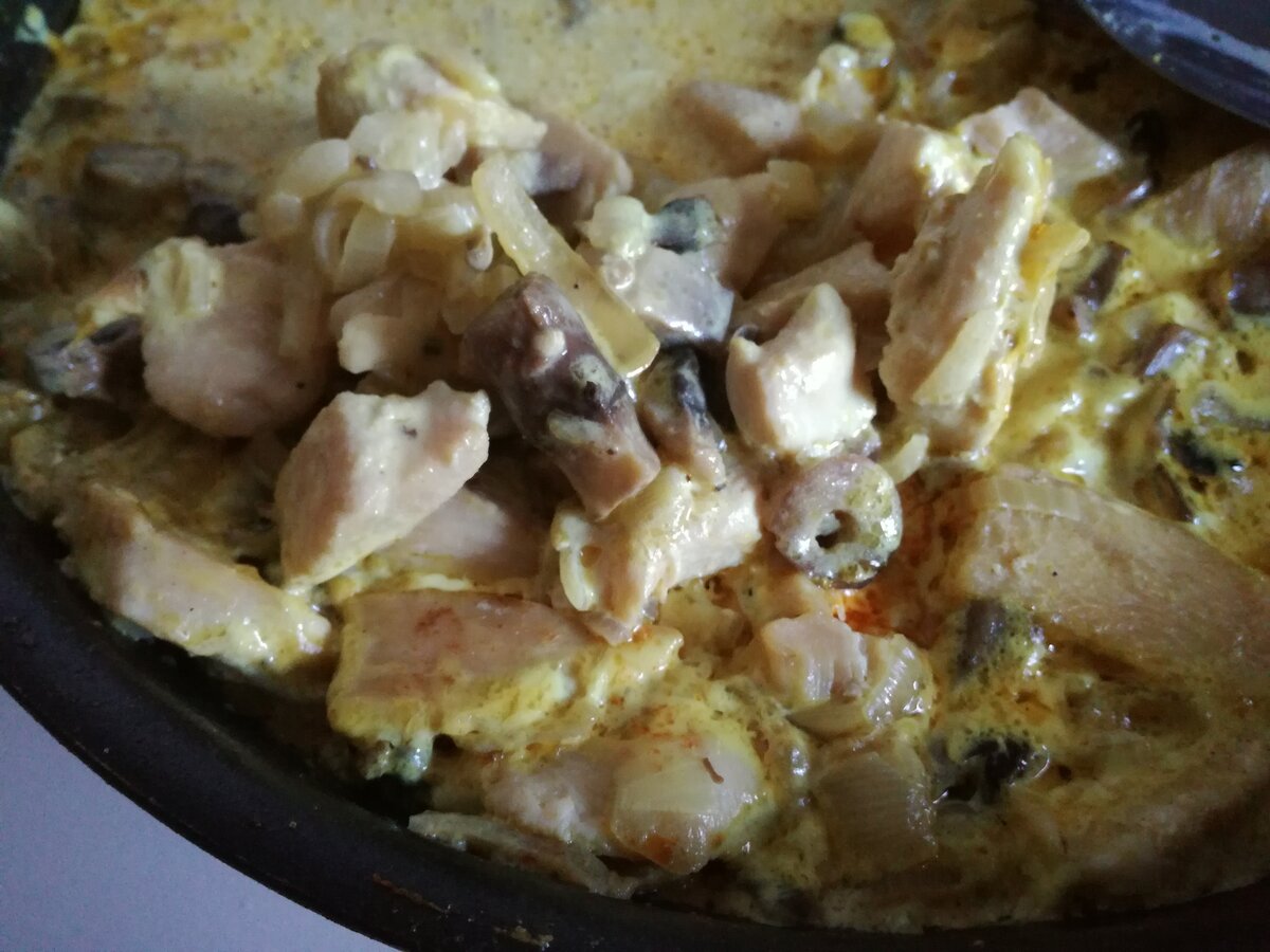 Предлагаю вашему вниманию рецепт курицы с грибами в сметане. Это очень вкусное мясное блюдо и готовится оно довольно быстро.