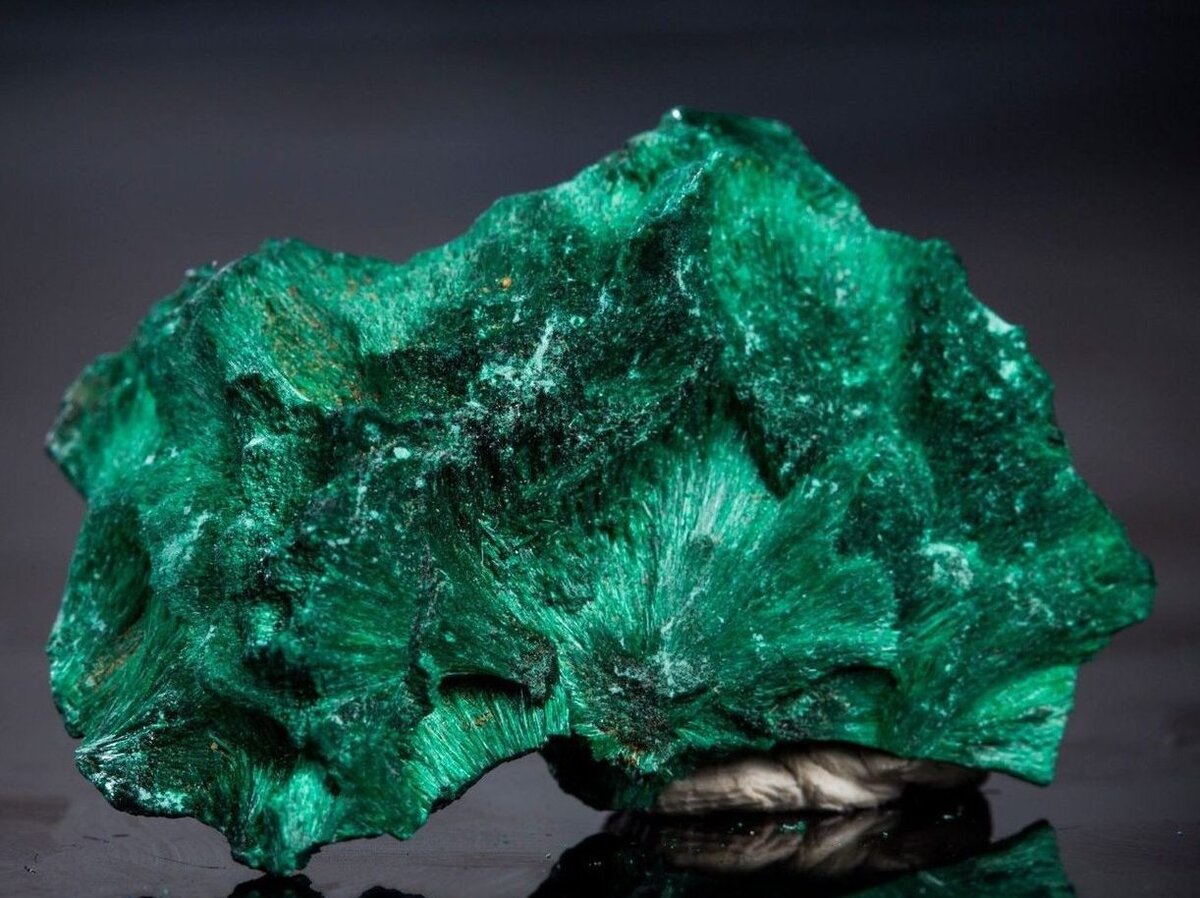 нефрит 3 буквы. нефрит самородок. нефрит 3 буквы. поделочный камень малахит. яшма,малахит, авантюрин камень.